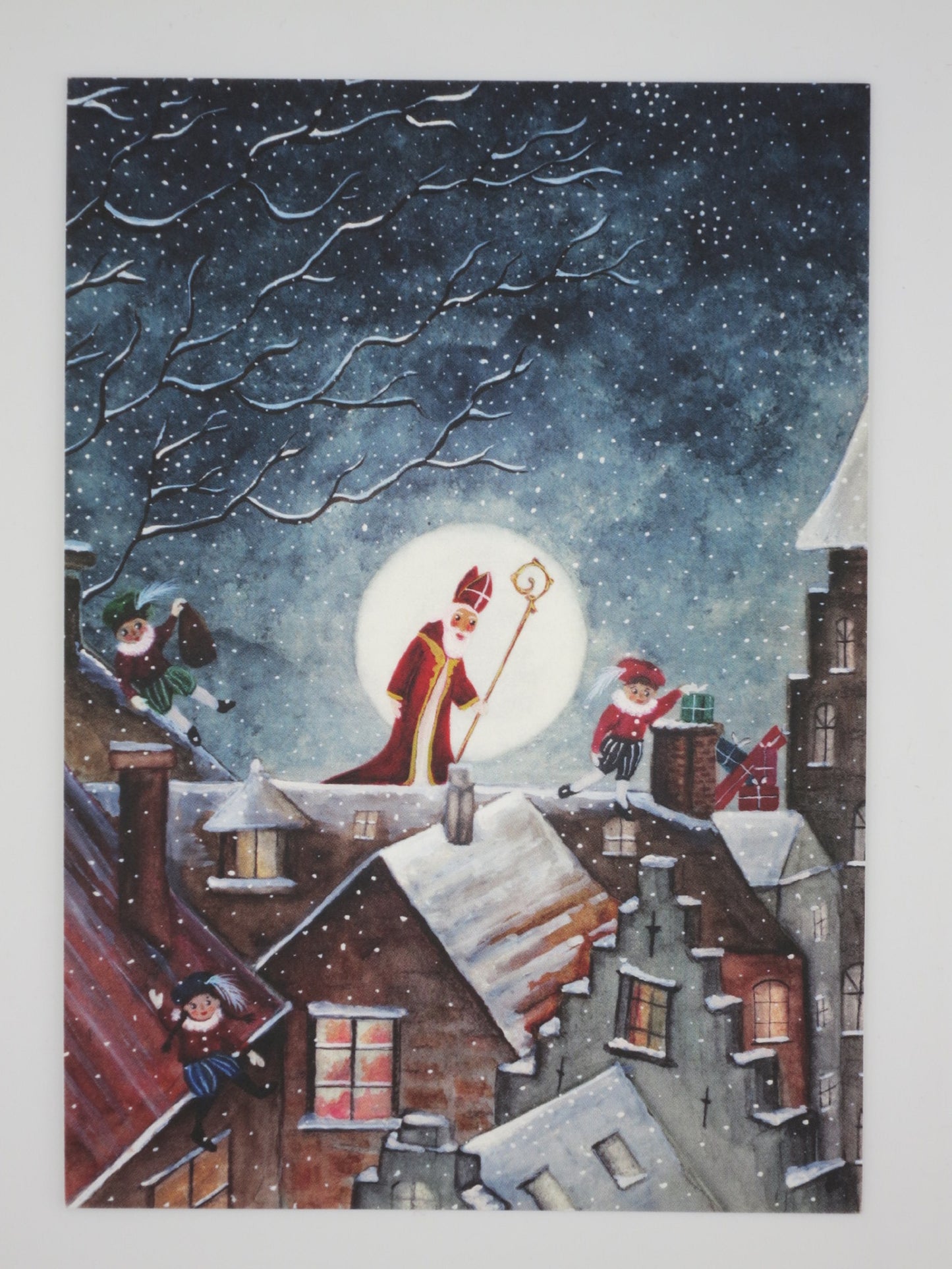 Winterpostkarte für Kinder: Nikolaus mit Mitra und Krummstab über verschneiten Dächern vor Vollmond, Waldorf Jahreszeitentisch Nikolaustag