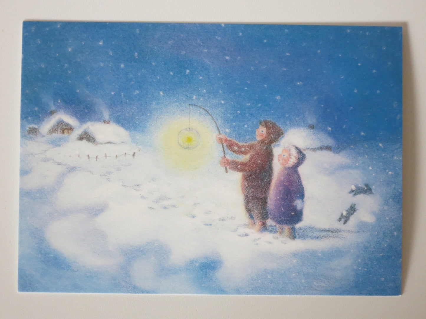 Winterpostkarte für Kinder: Kinder mit Sternenlaterne auf dem Heimweg durch Abendschnee, Waldorf Jahreszeitentisch