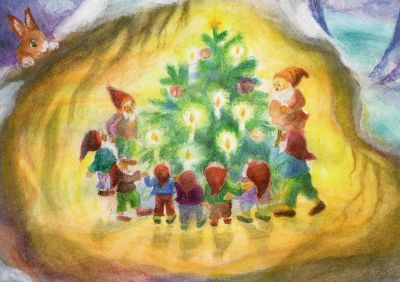 Winterpostkarte für Kinder: Wichtel tanzen Hand in Hand um kerzengeschmueckten Weihnachtsbaum in leuchtender Hoehle, Hase schaut zu