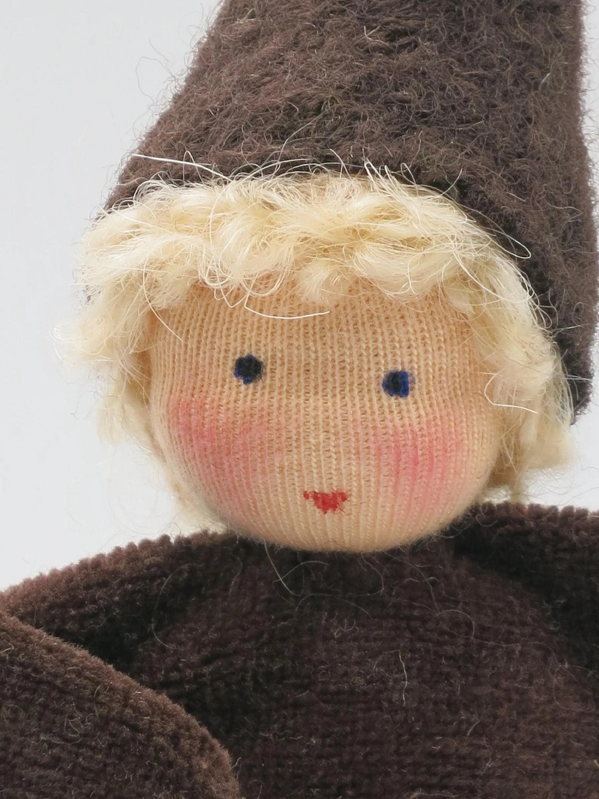 Wurzelkind Blumenkind mit blondem Haar und Zipfelmuetze, Waldorf Jahreszeitentisch
