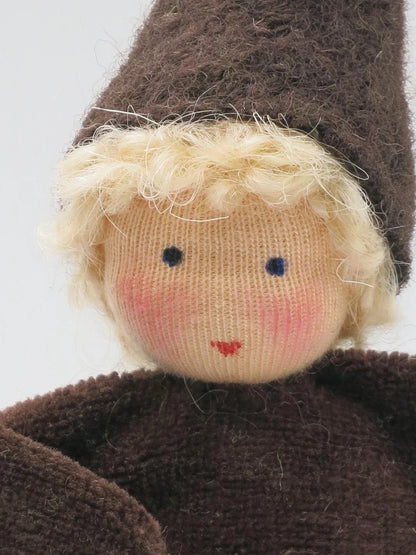 Wurzelkind Blumenkind mit blondem Haar und Zipfelmuetze, Waldorf Jahreszeitentisch