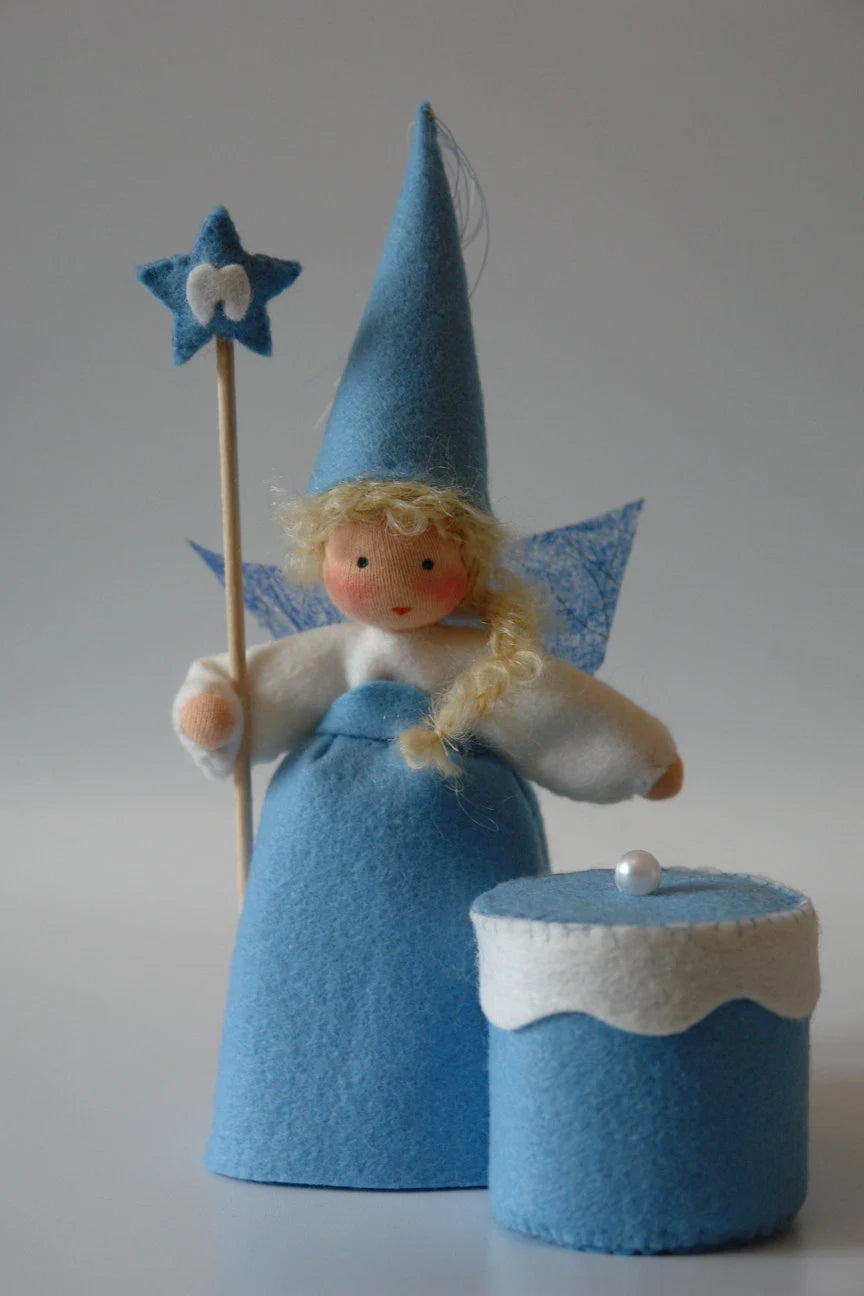 Zahnfee Blumenkind in Blau mit Fluegeln, Sternstab und Zahndose, Waldorf Jahreszeitentisch