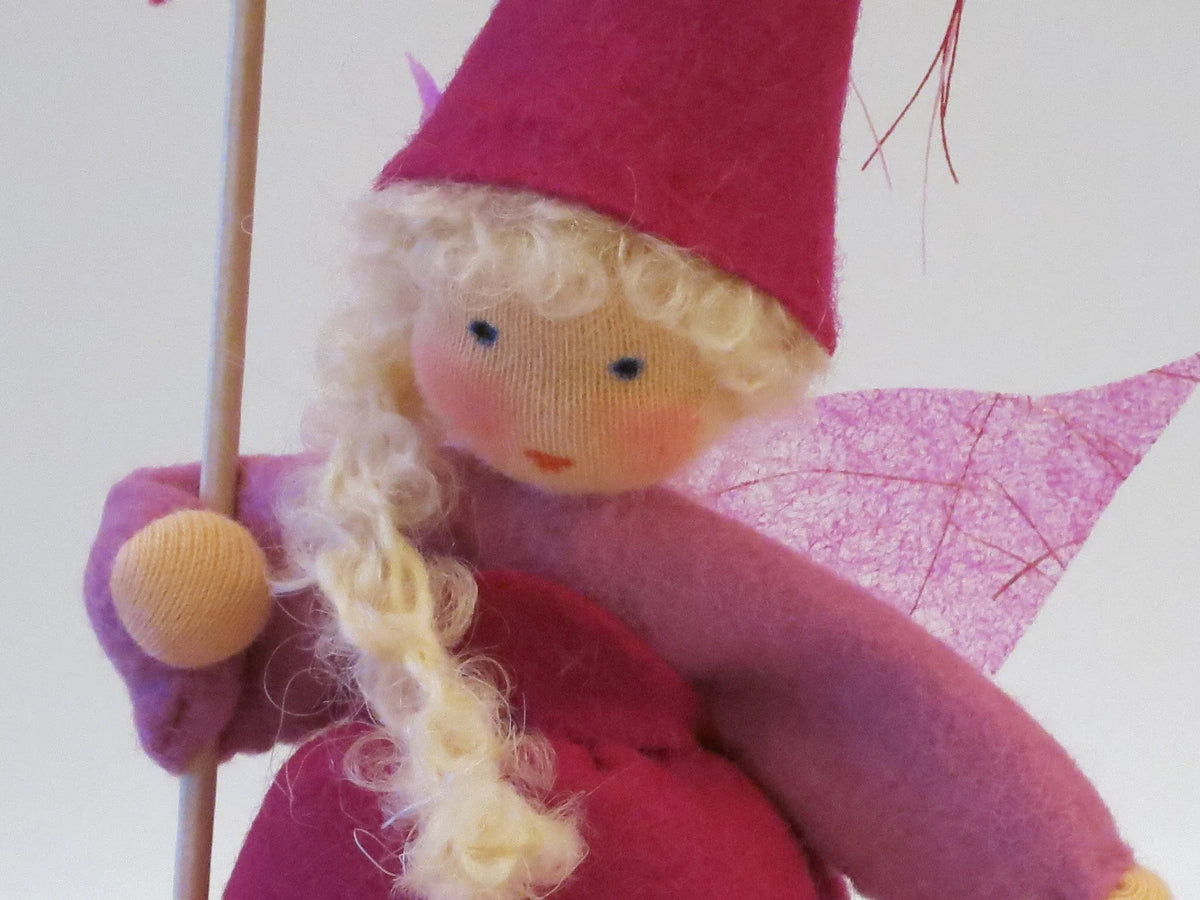 Gesicht und schimmernde Fluegel der Zahnfee Blumenkind, Waldorf Jahreszeitentisch