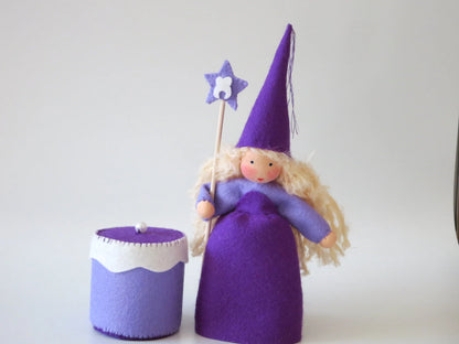 Zahnfee Blumenkind in Lila mit Sternstab und Zahndose, Waldorf Jahreszeitentisch