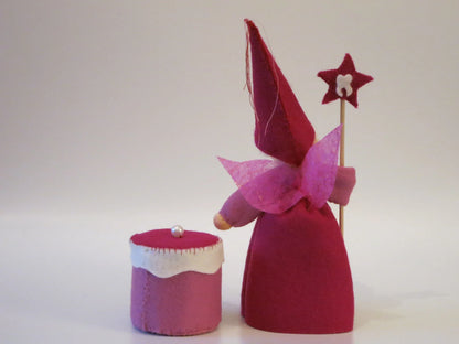 Rueckansicht der Zahnfee Blumenkind in Rosa mit Fluegeln, Waldorf Jahreszeitentisch