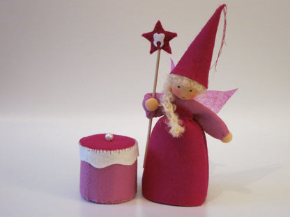 Zahnfee, Waldorf Jahreszeitentisch Blumenkind aus Wollfilz in Rosa mit Sternstab und Zahndose