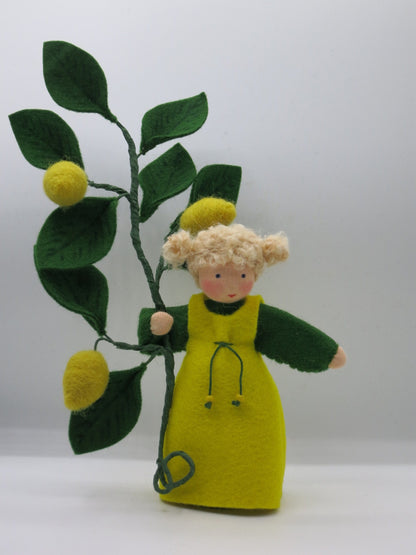 Zitronen-Mädchen als Blumenkind aus Wollfilz mit drei gefilzten Zitronen am Zweig und gelbem Trägerkleid, Figur für den Waldorf Jahreszeitentisch im Sommer.