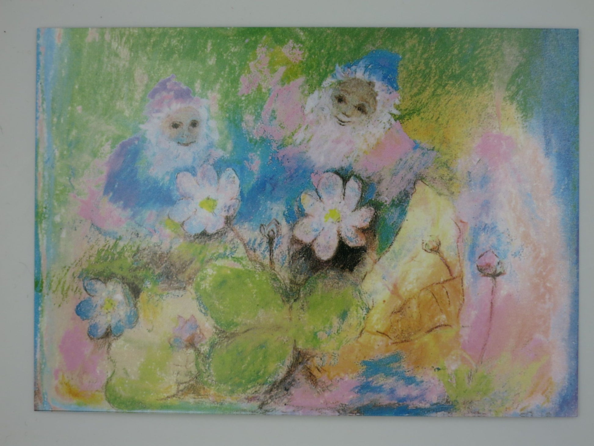 Waldorf Postkarte Zwerg bei den Blumen von Elke Buehler – zwei Zwerge zwischen Margeriten