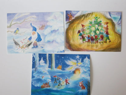 Drei Winterkarten aus dem Zwergen-Postkartenset von Dorothea Schmidt mit Weihnachtsbaum in der Höhle