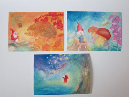 Drei Herbstkarten aus dem Zwergen-Postkartenset von Dorothea Schmidt mit Igel und Pilzen