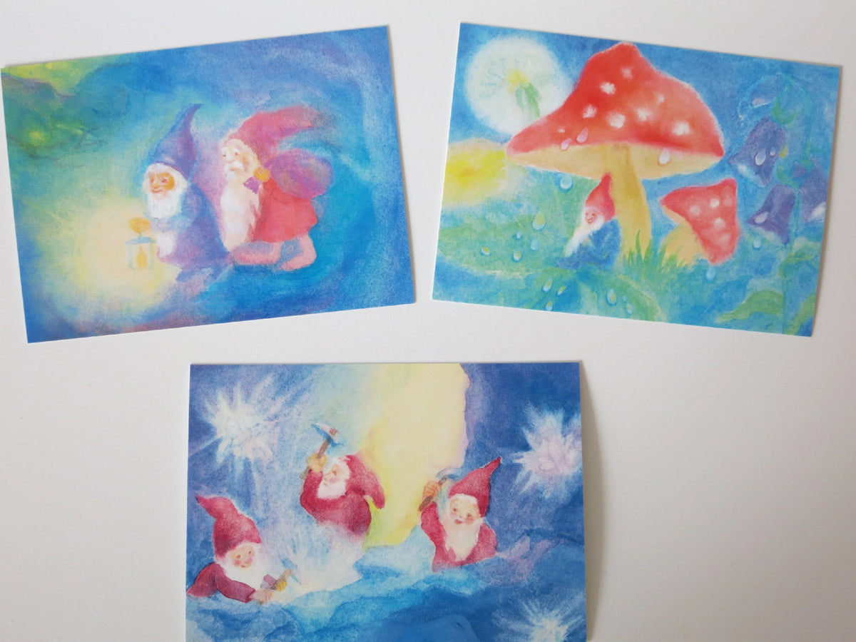 Drei Karten aus dem Zwergen-Postkartenset von Dorothea Schmidt mit Fliegenpilz und Sternenhimmel