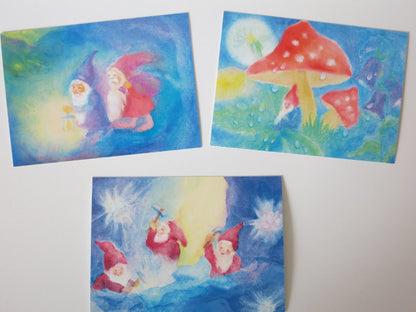 Drei Karten aus dem Zwergen-Postkartenset von Dorothea Schmidt mit Fliegenpilz und Sternenhimmel