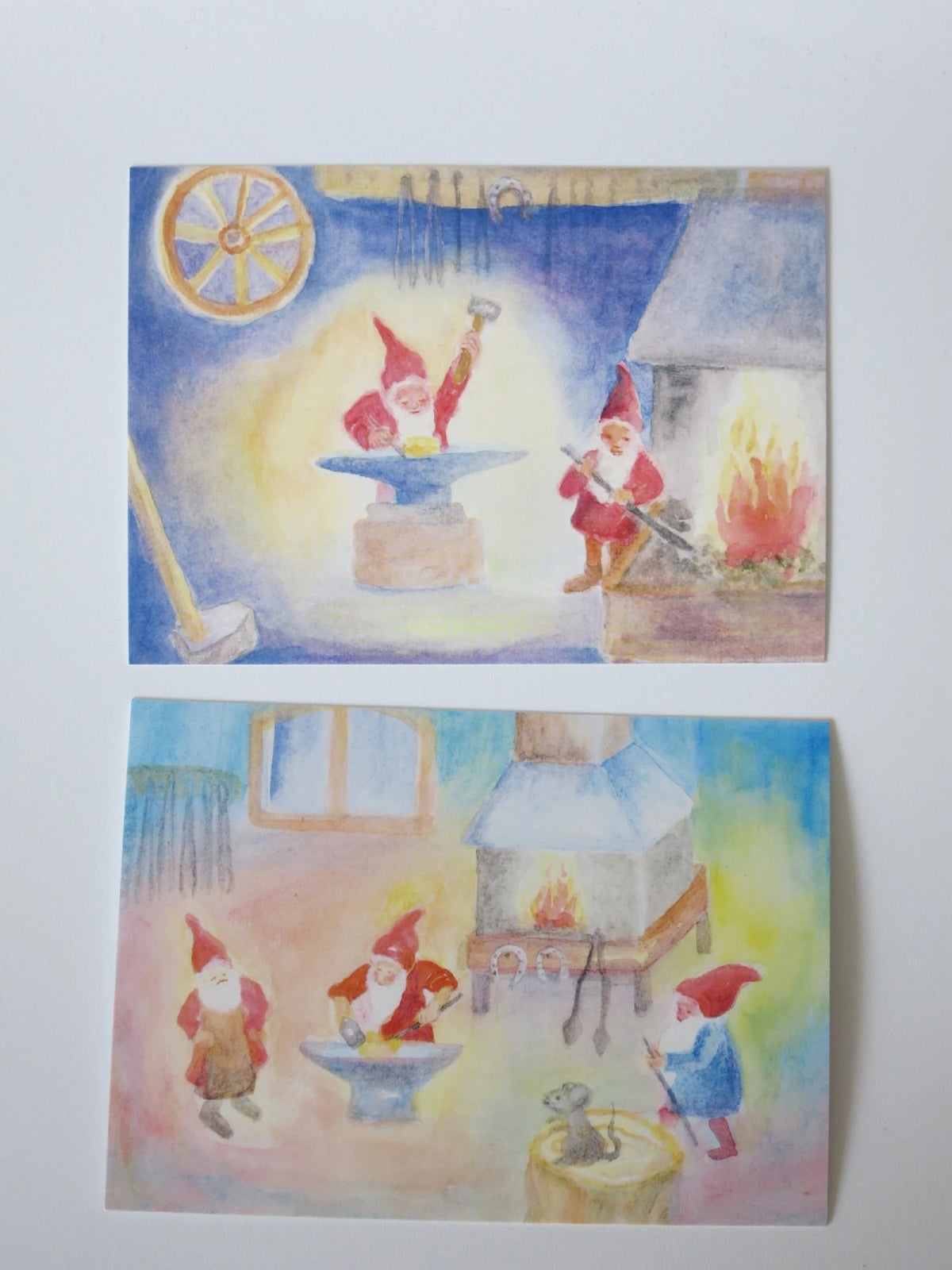 Zwei Karten aus dem Zwergen-Postkartenset von Dorothea Schmidt: Wichtel in der Schmiede