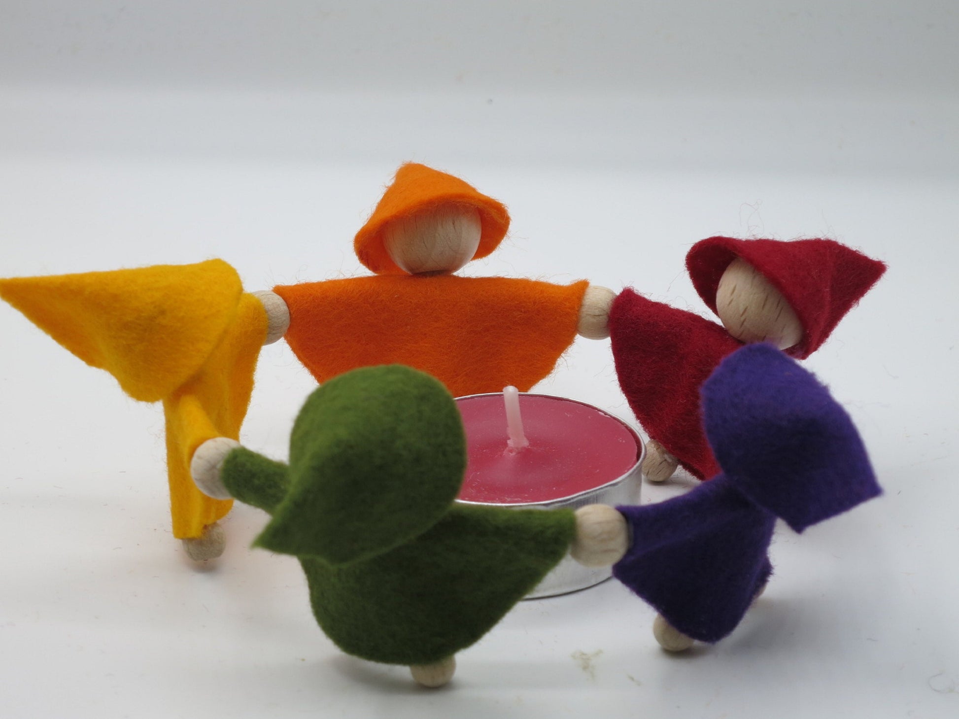 Zwergenkreis mit Kerzenschale aus Wollfilz, Nahaufnahme der bunten Filzwichtel, Waldorf-Jahreszeitentisch, Art. HE1