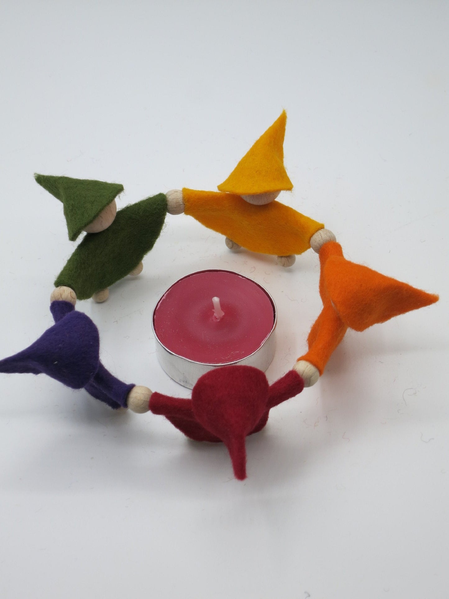 Zwergenkreis mit Kerzenschale aus Wollfilz, fuenf Wichtel in Gelb Orange Rot Lila Gruen, Waldorf-Jahreszeitentisch, Art. HE1