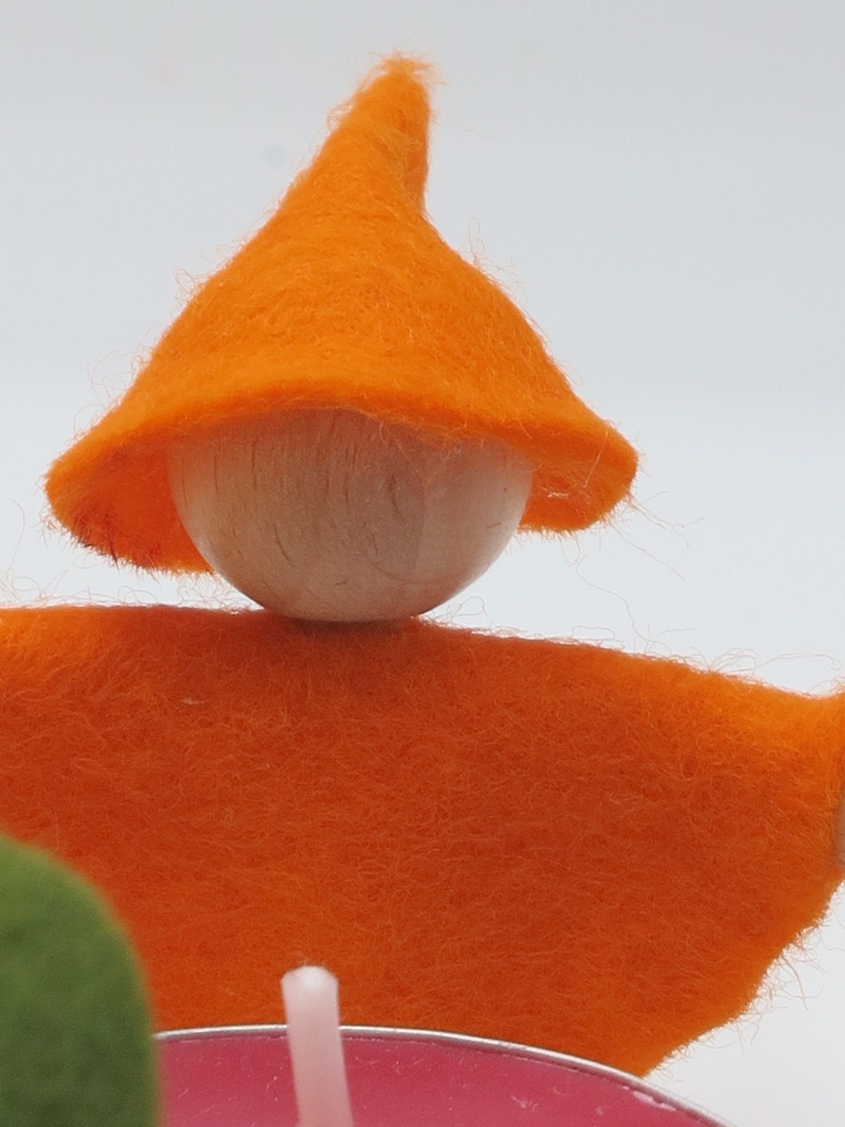 Filzwichtel des Zwergenkreises in Orange, Nahaufnahme spitze Filzmuetze und Holzkopf, Art. HE1
